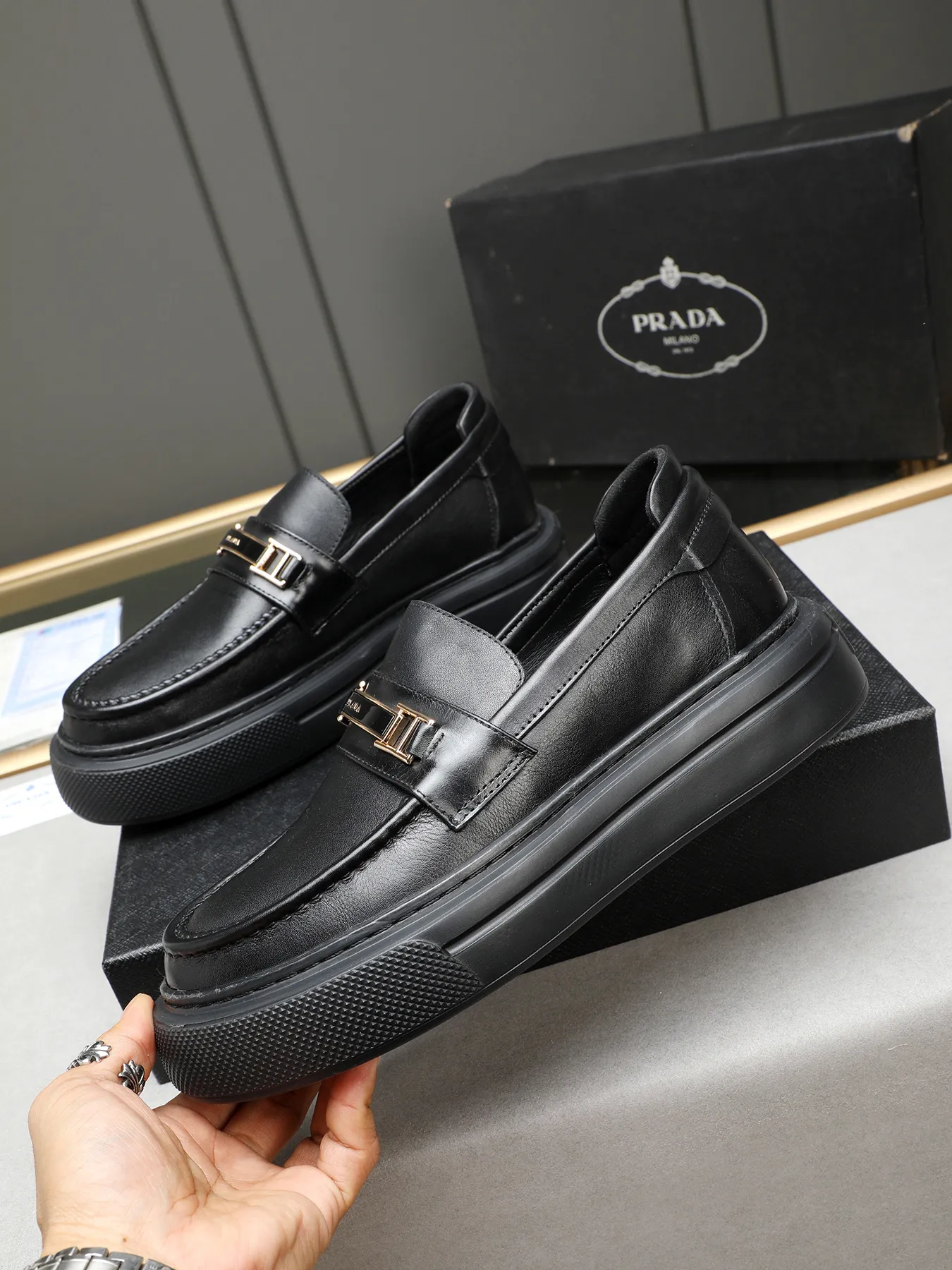 Men's Men's Shoes 💰500 Prada/Prada Men's new casual shoes, this upper is made of imported calfskin + sheep lining! The outsole is made of non-slip foam outsole, which feels good on your feet and is a fashionable and stylish item!  Size: 38-44 (45 customized)